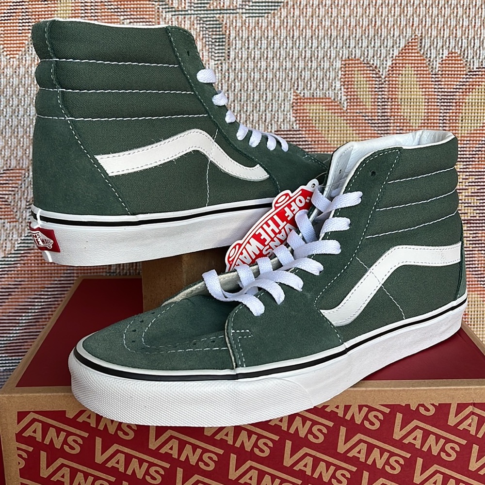 Vans Sk8-Hi
Color Theory Duck Green
VNOA7Q5NYQW
Men’s sneakers